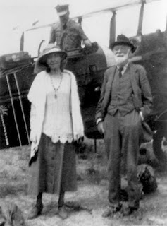 Gertrude y su padre, el empresario Hugh Bell Gertrude y su padre, el empresario Hugh Bell