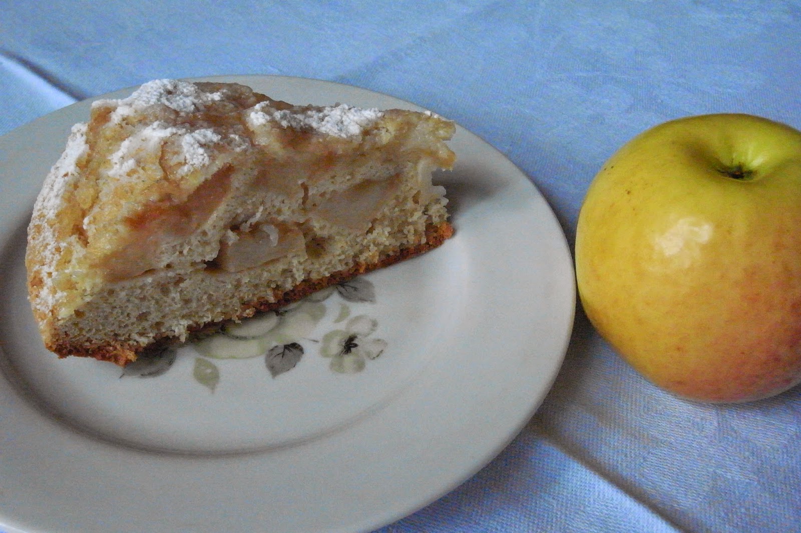 Шарлотка перевертыш с яблоками