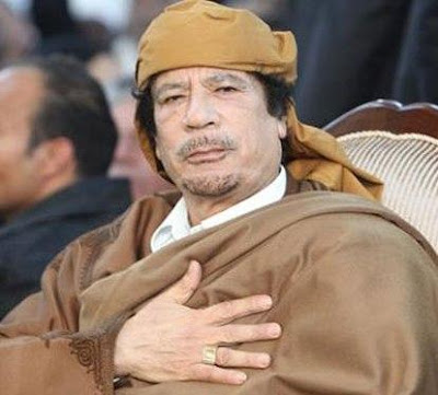 Muamar El Gadafi Foto de Muamar El Gadafi con la mano en el pecho