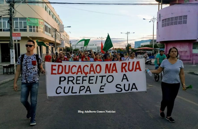 Servidores municipais de educação de Delmiro Gouveia realizam novo protesto nesta quarta-feira, 13, por reajuste salarial