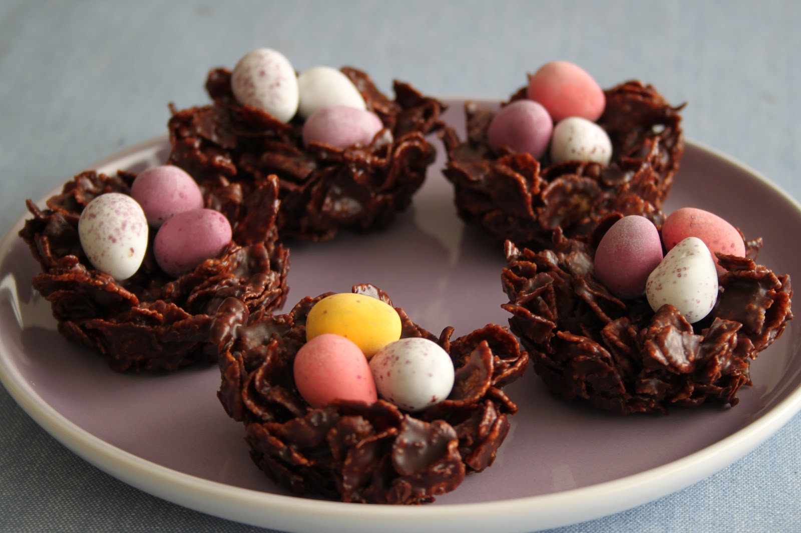 Гнездо из шоколада. Шоколадные гнезда на Пасху. Гнезда на Пасху из шоколада. Сладкие яйца для пасхального декора.