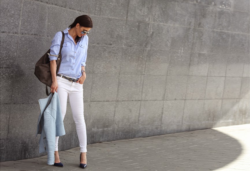 klasyka, klasycznie, office style, białe, błękitna koszula, jak nosić, poznań streetstyle, bloggerki po 30-ce, blog po 30-ce, kobiety, styl zycia, lustrzanki