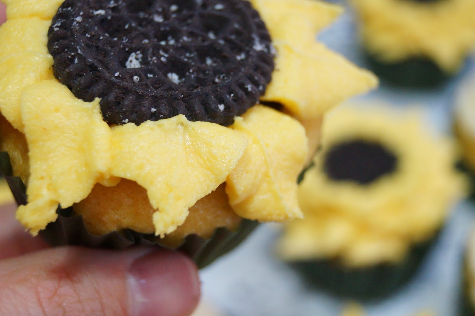 In the Kitchen with Jenny Sunflower Cupcakes Tutorial