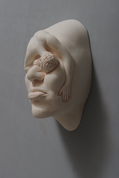 Johnson Tsang esculturas bizarras surreais mentes abertas sonhos lúcidos porcelana cerâmica rostos cabeças