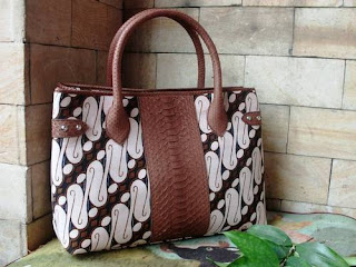 tas kulit motif batik parang