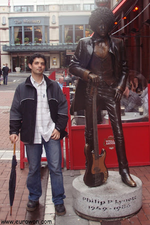 En el centro de Dublín con la estatua de Phil Lynott