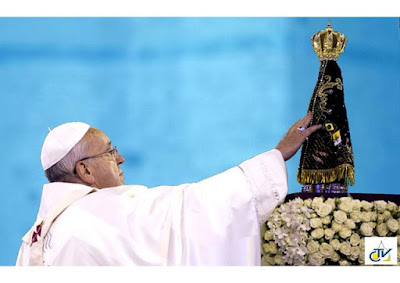 Papa reverenciando Nossa Senhora Aparecida nossa senhora aparecida