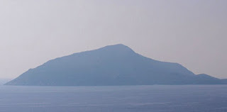 Στο σφυρί βγαίνει μια από τις πιο γνωστές νησίδες της Ελλάδας, η νησίδα Πάτροκλος  