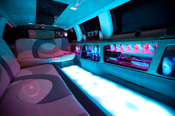 Excalibur Limousine mieten. Bar in der Limousine mit Sekt, Lichtershow, Sound. Excalibur Limousine mieten. Bar in der Limousine mit Sekt, Lichtershow, Sound.