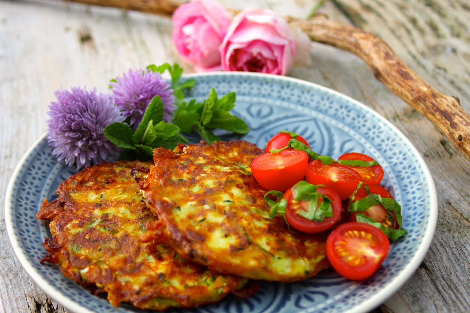 Paulas Frauchen: Zucchini‑Feta‑Küchlein mit Tomatensalat à la Donna Hay