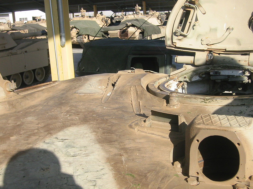 Дуэль т 72 и абрамс. Попадание в Абрамс в борт. Средняя живучесть танка в бою современном. Т72 Ирак надпись на борту.