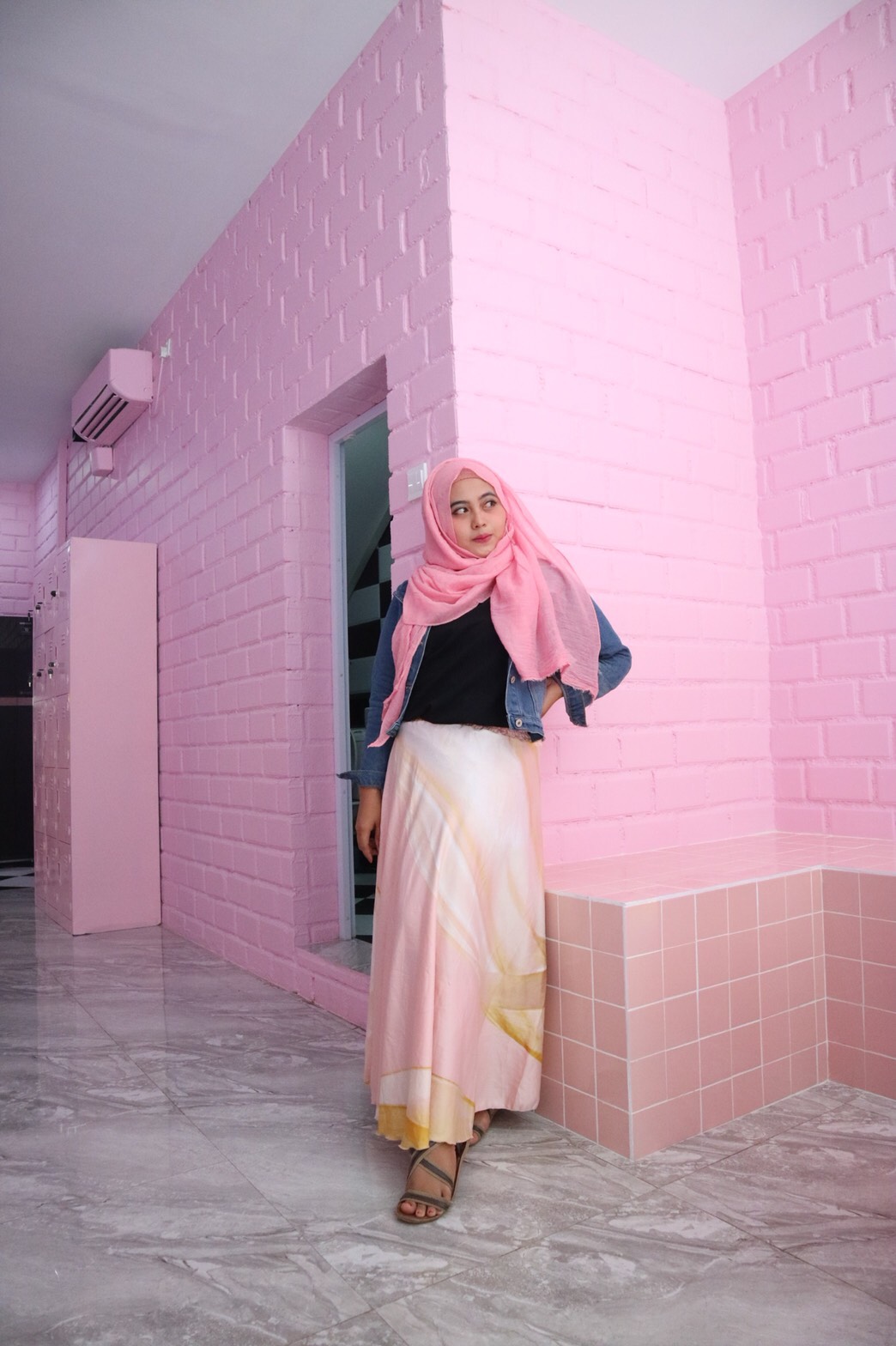 Cara Foto Agar Terlihat Kurus dan Tinggi - Debby Anita