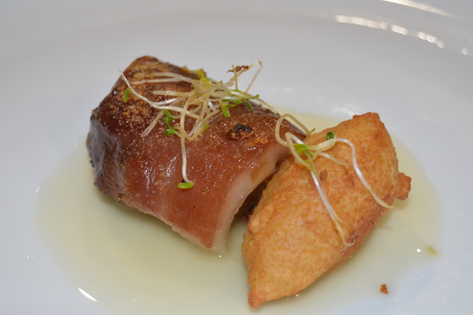 PAPADA DE CERDO IBÉRICO Y RELLENO DE MIGA DE PAN SOBRE UN CALDO DE ...
