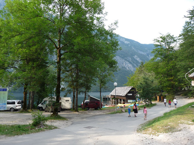 Foto del Camping Zlatoroj a orillas del lago Bohinj. Uno de los campings más bonitos de Eslovenia. Ruta en autocaravana por Eslovenia | caravaneros.com