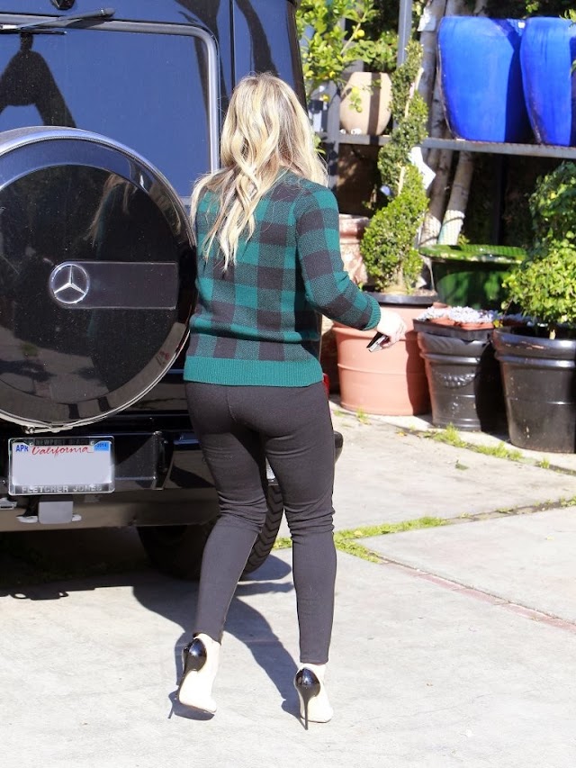 Hilary Duff Flashing Butts in The Tight Pants