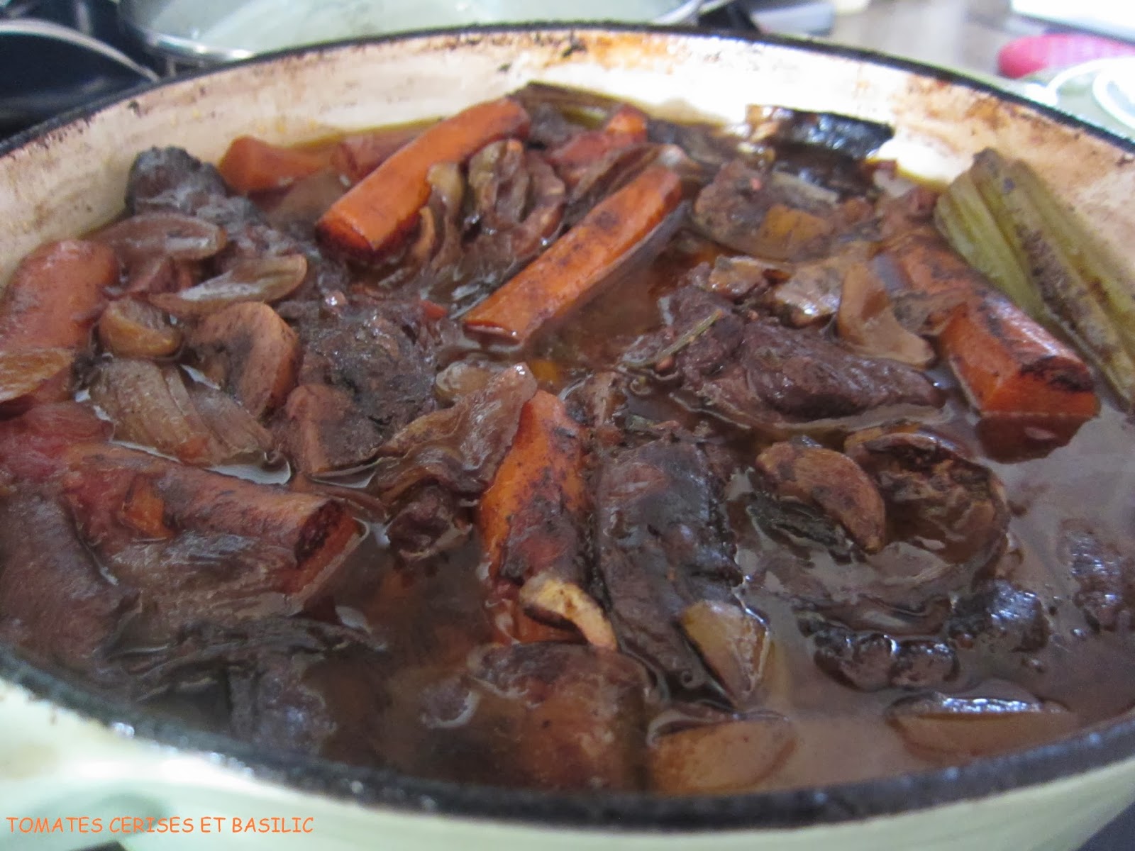 Tomates cerises et Basilic Jarret de boeuf braisé au vin rouge