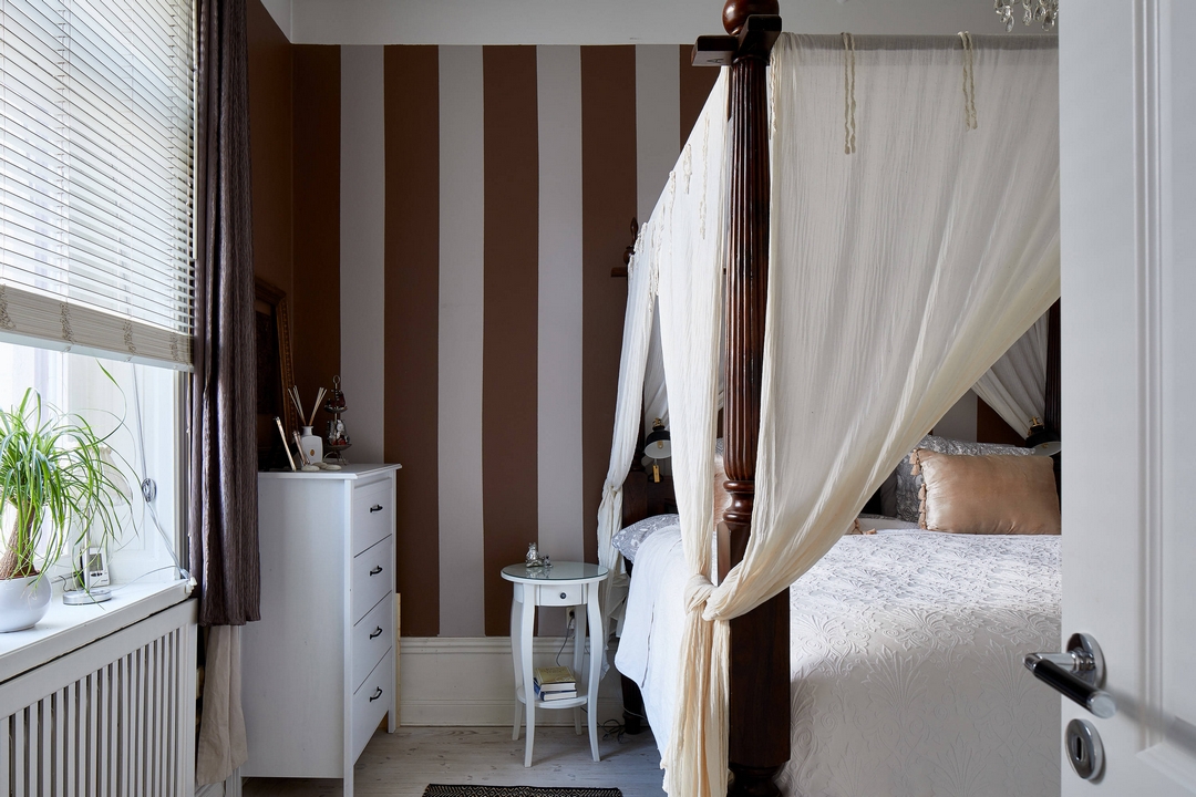 LOIN DE LA PRÉCIOSITÉ