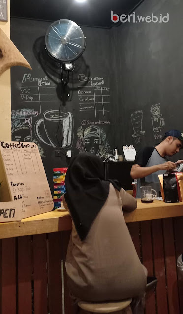 Your Coffee Landasan Ulin, Bisnis Gaya Hidup Mahasiswa Kisah tentang bisnis mahasiswa memang selalu menginspirasi. Your Coffee adalah salah satu karya buah pikiran mahasiswa yang melirik peluang bisnis gaya hidup kalangan menengah ke atas di Kota Idaman.