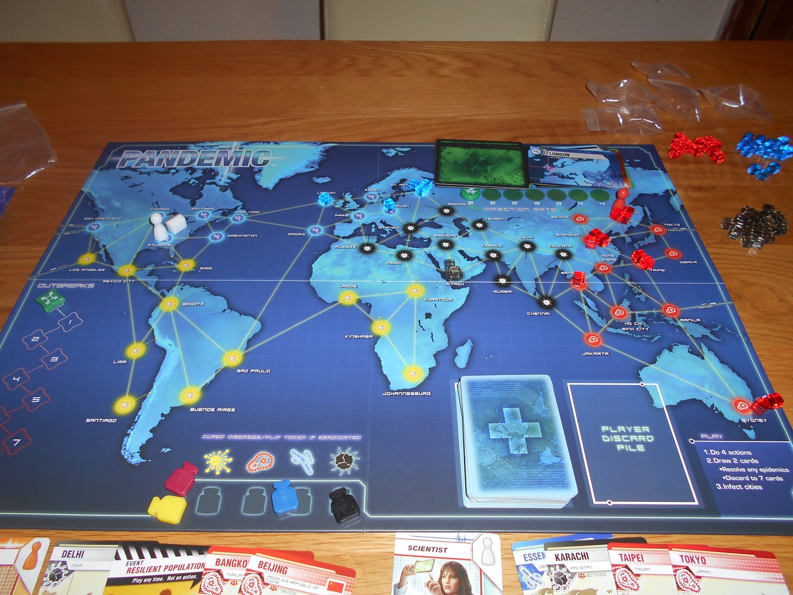 толпа людей в масках. Pandemic 2. пандемия два года. азиатский грипп h2n2. пандемия два года.