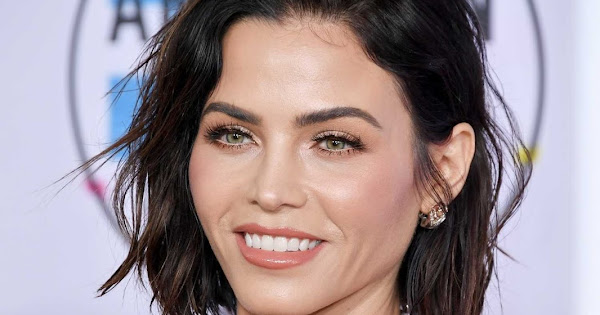 Jenna Dewan Tatum bares ample cleavage at the 2017 AMAs