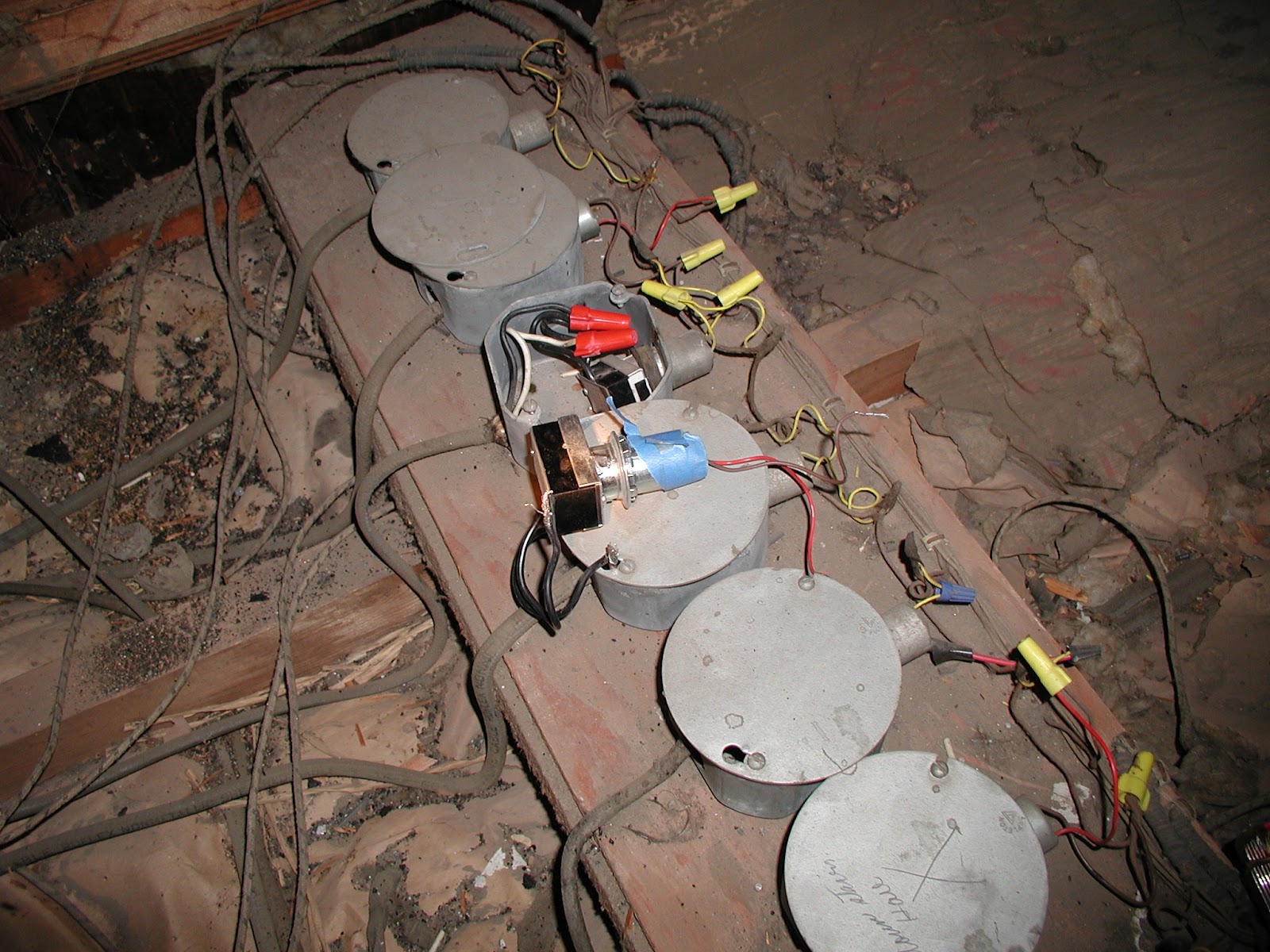 Wally&Sue: Touch-Plate wiring system