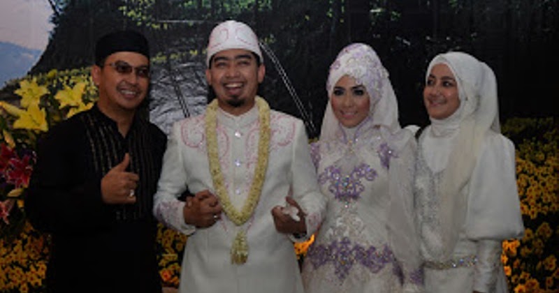 gaun prewedding muslimah kerah tinggi