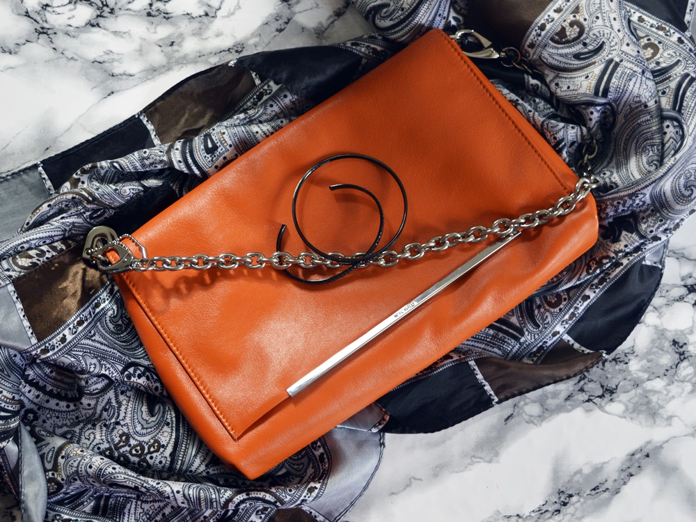 Tasche Lucy in der Farbe Papaya mit Accessoires