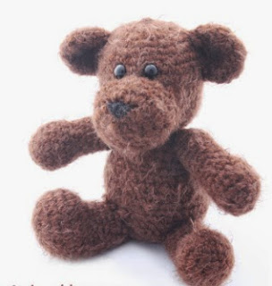 http://translate.google.es/translate?hl=es&sl=en&tl=es&u=http%3A%2F%2Flittleabbeepatterns.blogspot.com.es%2F2012%2F11%2Fteddy-bear-and-sweater-free-pattern.html