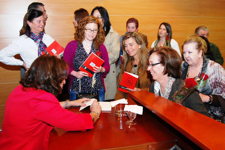 Firma de libros de Mercedes Sophía Ramos, secretaria de ALAS