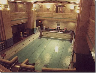 Fotografía del barco Queen Mary del interior y piscina