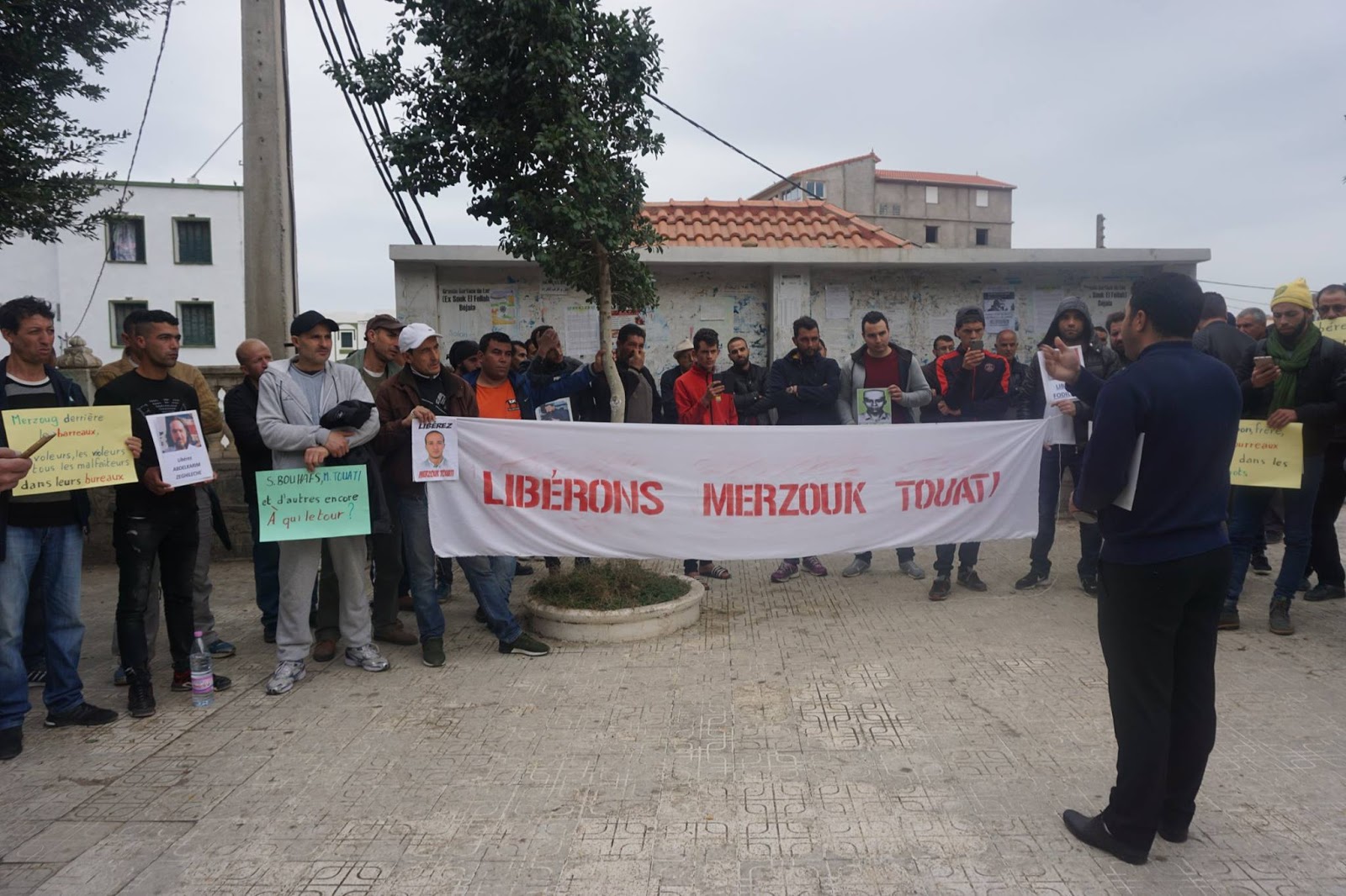 Rassemblement à Aokas