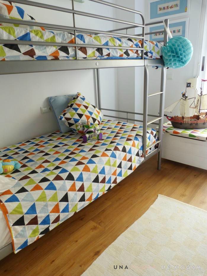 dormitorio niños con literas y textiles de ikea. Suelo vinílico tarkett con sistema click de Leroy Merlin