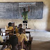 Professor de Gana, sem investimento nenhum, ensina os alunos a usarem o Word com desenhos na lousa.