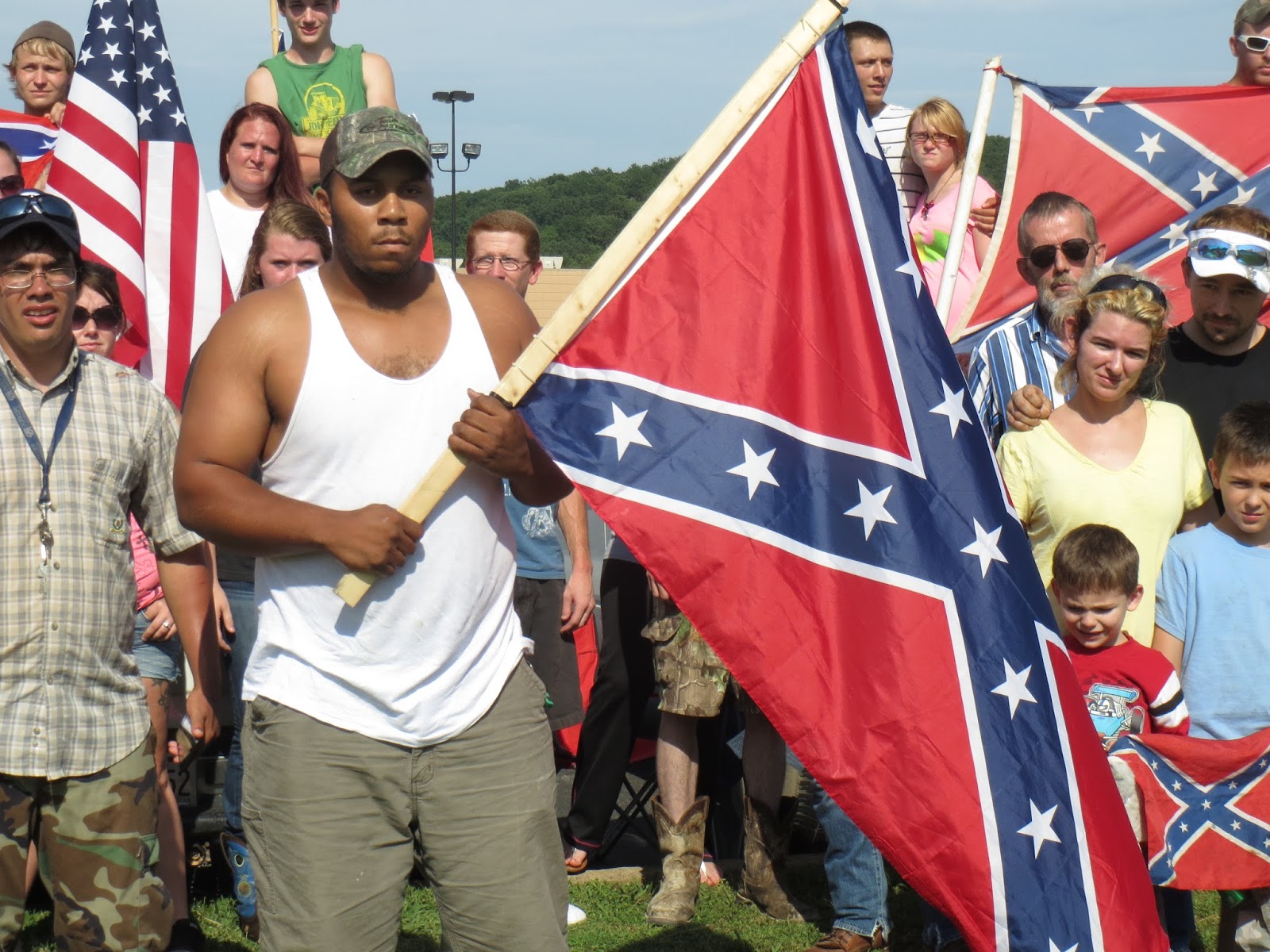 Deep in Dixie, Supporters Rally Around the Confederate Flag