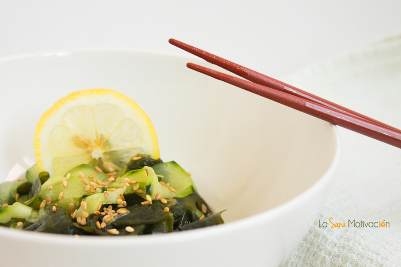 Ensalada japonesa de pepino y algas sunomono