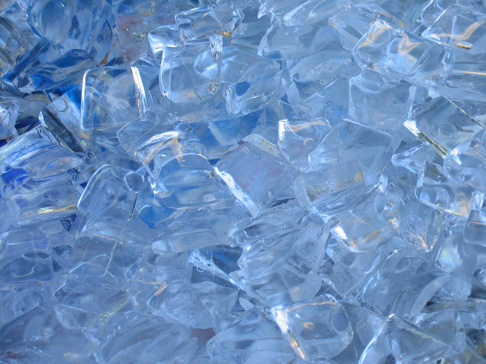Мелкий лед на воде. Лед. Кубики льда текстура. Кусок льда. Кусочки льда.