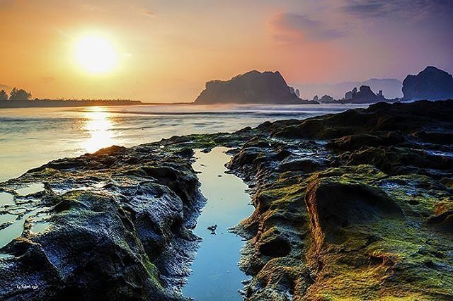 sunset di pantai payangan foto sunset indah di pantai payangan jember jawa timur