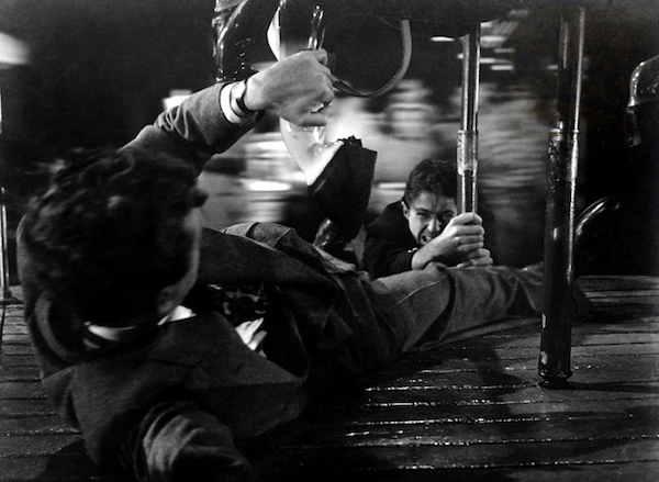 Strangers on a Train - คนแปลกหน้า(และบ้า)ที่ฉันเจอบนรถไฟ Strangers on a Train - คนแปลกหน้า(และบ้า)ที่ฉันเจอบนรถไฟ
