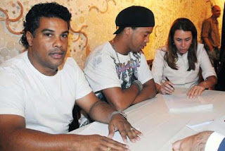 Ronaldinho e Assis tem passaportes apreendidos pelo Ministério Público Ronaldinho e Assis tem passaportes apreendidos pelo Ministério Público