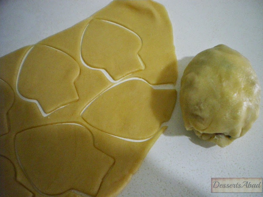 Alcachofas en sorpresa (cortando pétalos de masa y bola de relleno)