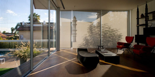 Hogares Frescos: Casa Contemporánea de dos Niveles en Israel con Forma