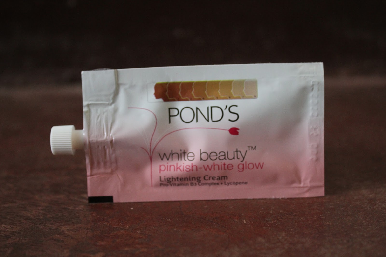 Tiffany Beauty Pond's White Beauty Pinkish White Glow Lightening Day
