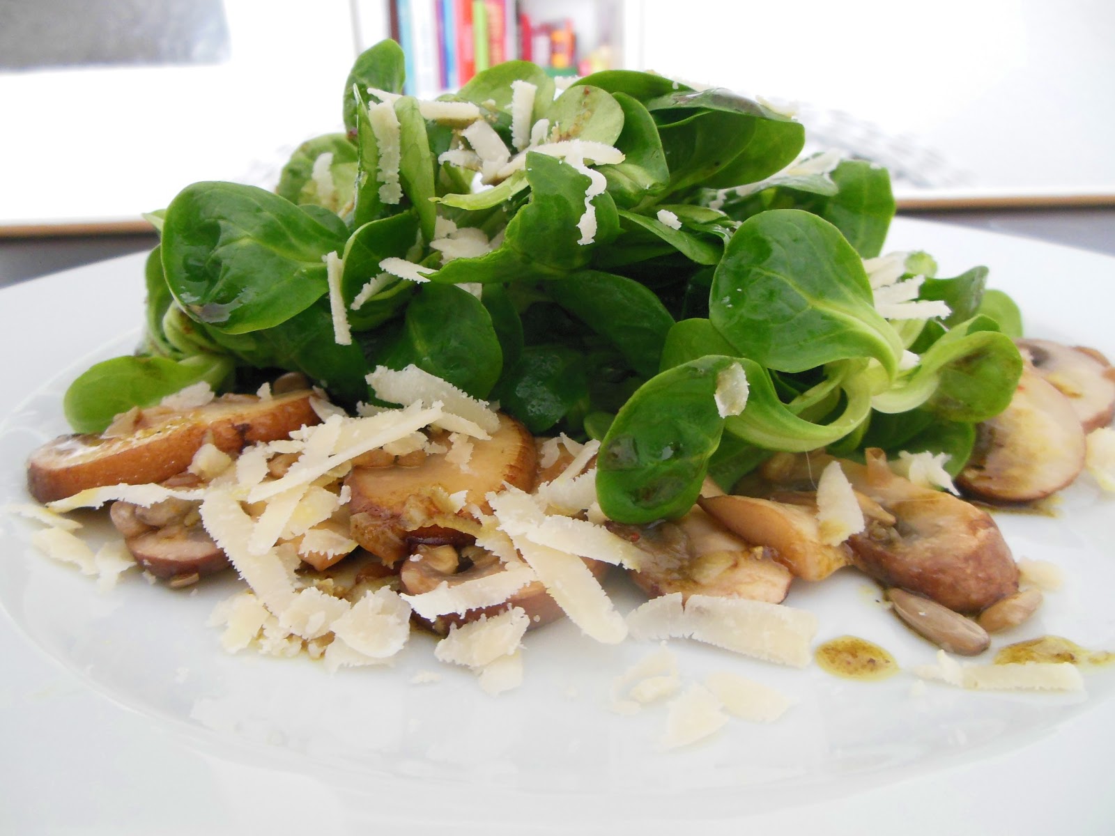 Kulinarikus: Saisonküche: Feldsalat mit Champignons und Parmesan