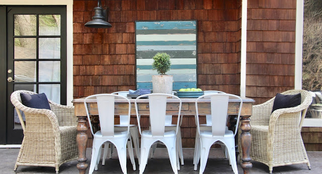 Outdoor dining. Cozy cottage style with black and white in a lake house byy Sweet Savannah. Modern farmhouse meets coastal cottage style! #cottagestyle #modernfarmhouse #interiordesign #rusticdecor #coastalcottage