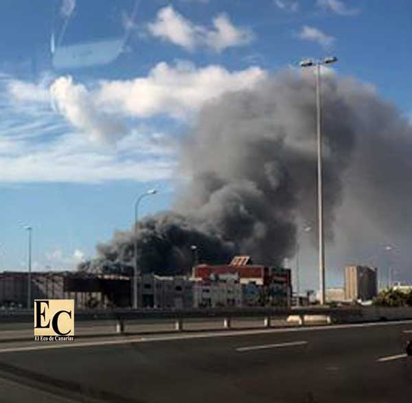 Incendio muy peligroso en Polígono Industrial de Arinaga, Gran Canaria / El Eco de  Canarias