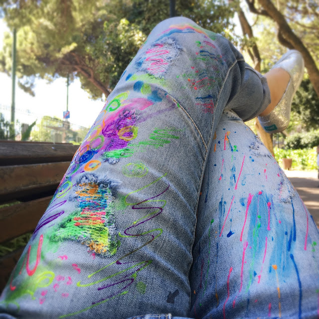 kolorowe jeansy, jak malować spodnie farbkami, farby do tkanin wytrzymałość