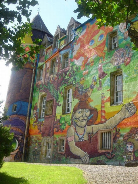 fachada com pinturas grafite, vários desenhos coloridos
