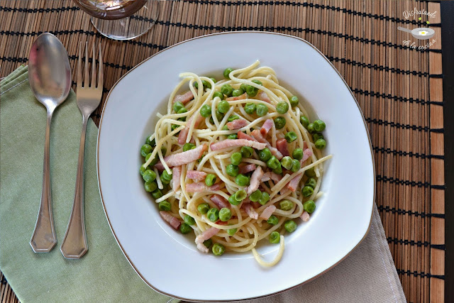 Pasta con guisantes, beicon y parmesano Pasta con guisantes, beicon y parmesano