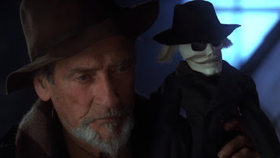 Guy Rolfe Guy Rolfe dans PUPPET MASTER 3 avec une marionnette tueuse