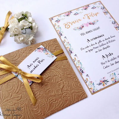 convite artesanal personalizado aniversário infantil 15 anos casamento moderno floral aquarelado boho chic rústico diferente envelope papel kraft texturizado cetim dourado papelaria personalizada festa delicada